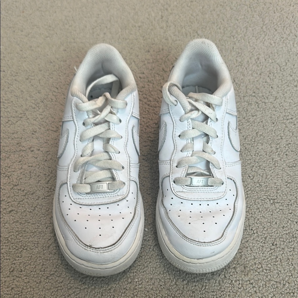 Kids Nike Air Force 1LE Size 6.5 Y